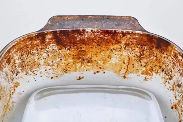 Truco casero: c�mo limpiar una fuente de vidrio llena de grasa y manchas amarillas