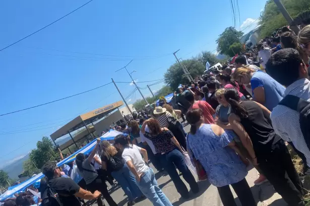 Docentes Autoconvocados frente a Casa de Gobierno contra la conciliaci�n obligatoria