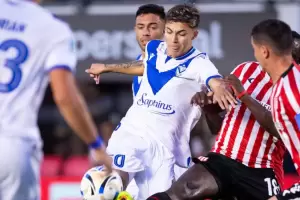 V�lez derrot� a Estudiantes en La Plata y es l�der de la Zona A