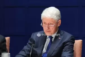 La viral y pol�mica reacci�n de Bill Clinton al enfrentar las fotos del caso Epstein