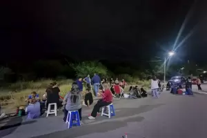 Docentes de Catamarca realizan un acampe y una vigilia frente a Casa de Gobierno