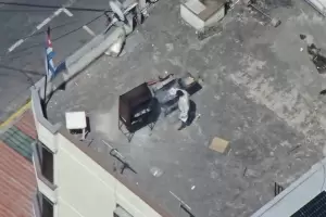 Ecuador expulsa al embajador de Cuba y se viraliza video de diplom�tico quemando documentos