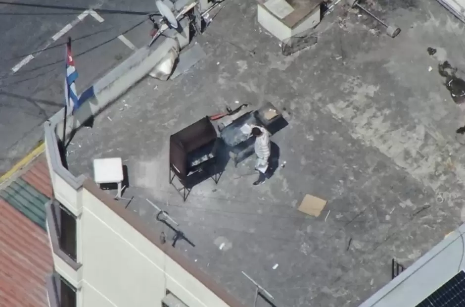 Funcionario cubano incinerando documentaci�n