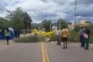 El corte de la Ruta 40 se intensifica ante la falta de acuerdo salarial municipal