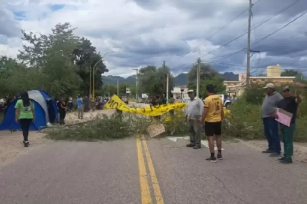 El corte de la Ruta 40 se intensifica ante la falta de acuerdo salarial municipal