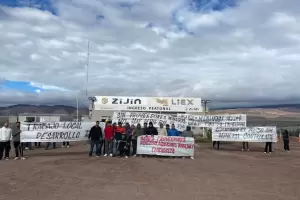 Proveedores mineros protestan frente a la planta de proceso de Zijin-Liex en Fiambal�