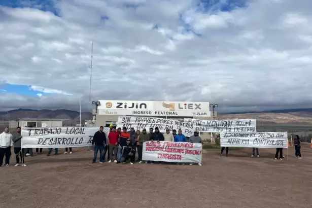 Proveedores mineros protestan frente a la planta de proceso de Zijin-Liex en Fiambal�