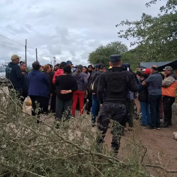 Crisis en Bel�n: trabajadores municipales profundizan el corte en la Ruta Nacional 40 ante la falta de respuestas