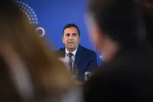 Paritaria estatal: UPCN sella el acuerdo con el Gobierno mientras ATE denuncia un escenario de "miseria salarial"