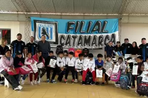 Solidaridad que trasciende la pasi�n: la filial de Racing en Catamarca llev� ayuda a una escuela rural