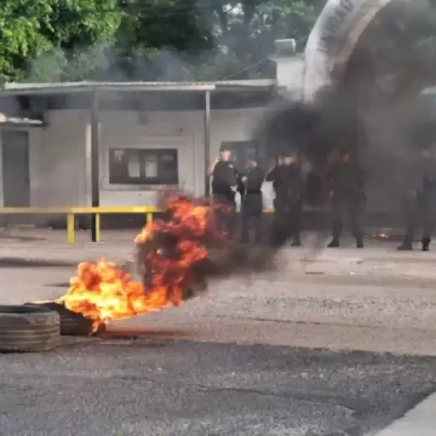 Violencia en el penal de Paran�: tras un homicidio en un pabell�n, familiares se prendieron fuego en una protesta