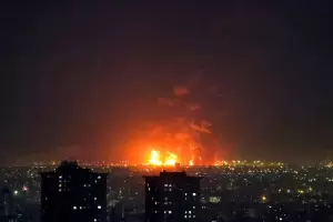 Israel intensifica su ofensiva contra Ir�n y golpea infraestructuras petroleras