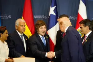 Javier Milei fortalece alianza con Donald Trump en la cumbre "Escudo de las Am�ricas"