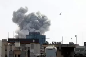 Israel bombarde� hangares de aviones F-14 en Ir�n y advirti� que atacar� al sucesor de Jamenei