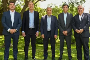 Santilli reactiva su gira federal para blindar el apoyo de los gobernadores a las reformas de Milei