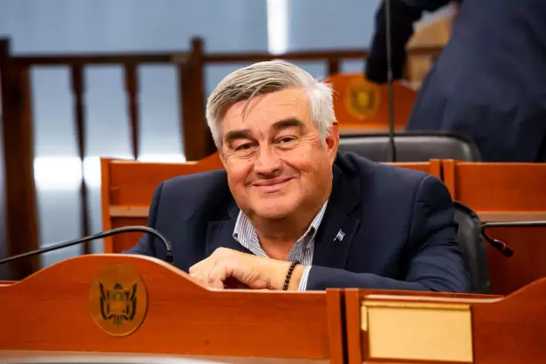 Precarizaci�n y contradicciones: el duro diagn�stico de Acu�a sobre la pol�tica salarial provincial