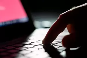 La sombra tras la pantalla: la Inteligencia Artificial revela una red de abusos rituales en el Reino Unido