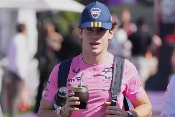 Franco Colapinto ya est� en China y volvi� a mostrar su fanatismo por Boca