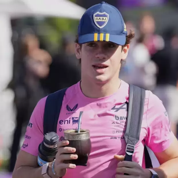 Franco Colapinto ya est� en China y volvi� a mostrar su fanatismo por Boca