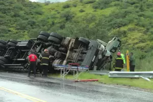 Impactante vuelco en la Cuestecilla de El Portezuelo: el conductor qued� atrapado