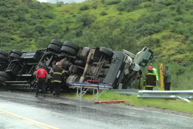 Impactante vuelco en la Cuestecilla de El Portezuelo: el conductor qued� atrapado