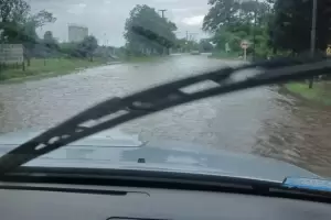Precauci�n en la RN 64: abundante agua sobre la calzada en Los Altos