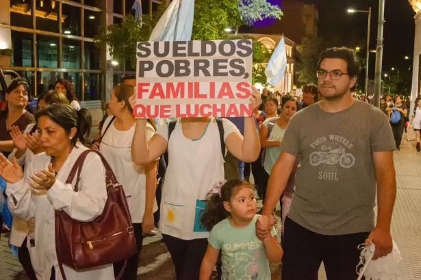 Docentes marcharon en Catamarca en medio del conflicto salarial con el Gobierno