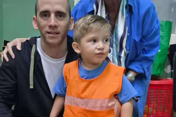 Nahuel Gallo llev� por primera vez a su hijo al jard�n tras su regreso al pa�s