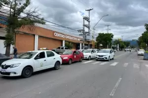 Taxistas y remiseros cortan la Avenida Ill�a por reclamos a las aplicaciones