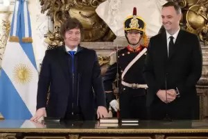 Adorni, bajo la lupa: la PIA investiga sus viajes oficiales y privados