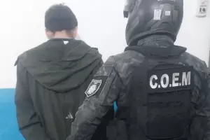 Robo a plena luz del d�a en Catamarca: un joven fue arrestado tras sustraer celulares de un auto