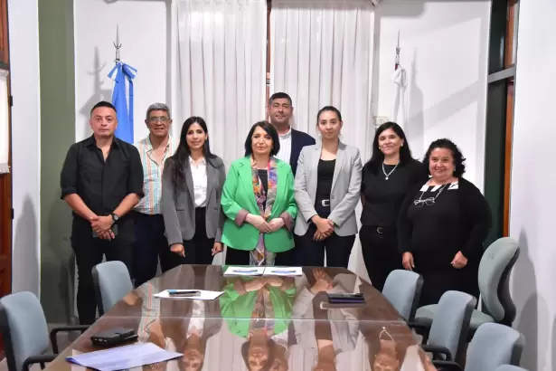 Salud y la UNCa promueven la formaci�n profesional con la firma de un convenio