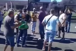 Trabajadores despedidos de NEBA reclaman el pago de sueldos adeudados en El Pantanillo