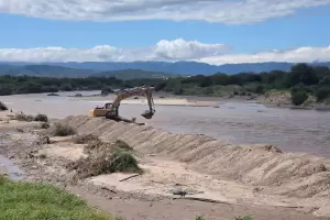 Comenzaron las obras en el R�o del Valle para reparar la ca�er�a da�ada tras la crecida