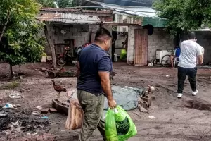 Personal del Servicio Penitenciario de Catamarca llev� ayuda a familias afectadas en Tucum�n