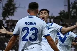 V�lez festej� ante Platense y se aleja en la punta del Grupo A