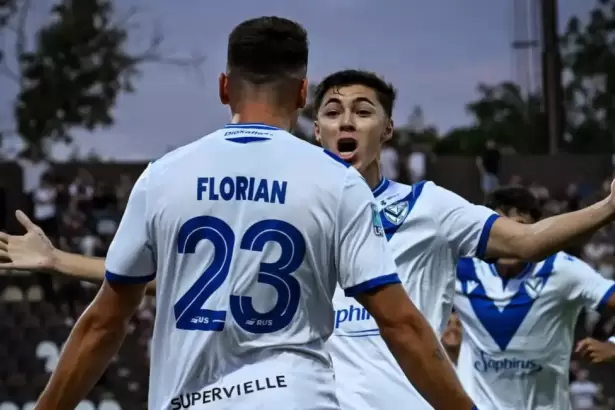 V�lez festej� ante Platense y se aleja en la punta del Grupo A