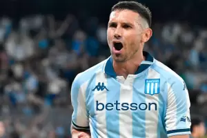 Con un doblete de Maravilla Mart�nez, Racing le gan� a Estudiantes de R�o Cuarto