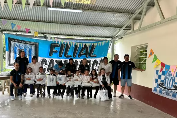 Compromiso solidario: la filial de Racing Catamarca acompa�� a la Escuela Rural de Los Talas