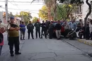 Municipales de Andalgal� se movilizan frente a la comuna en reclamo de mejoras salariales