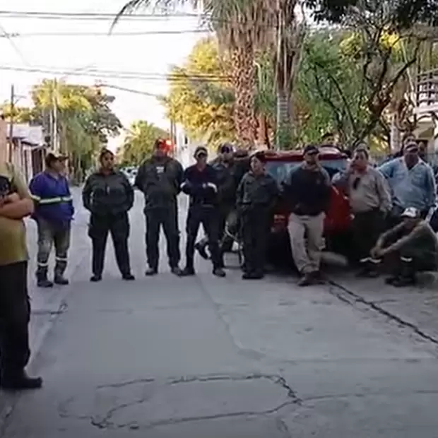 Municipales de Andalgal� se movilizan frente a la comuna en reclamo de mejoras salariales