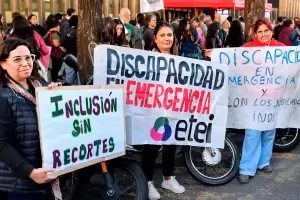 Jubilados y familias de personas con discapacidad exigen pagos al Gobierno