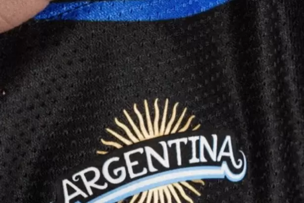 La Selecci�n present� su nueva camiseta alternativa para el Mundial 2026