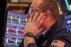 Los mercados cierran una semana de p�rdidas con el petr�leo superando los U$S 100