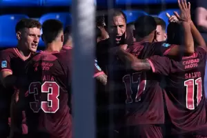 Lan�s le quit� el invicto a V�lez y qued� como escolta de su grupo