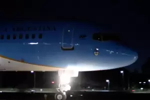 Tras la parada t�cnica en Canarias, el presidente llega alrededor de las 10 a Aeroparque