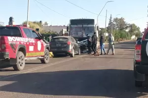 Fuerte choque entre un auto y un colectivo en Fiambal� dej� da�os materiales