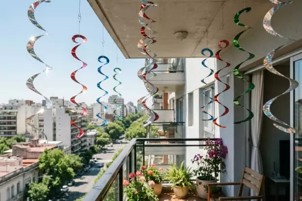Colgar espirales brillantes en el balc�n: para qu� sirve y por qu� lo recomiendan