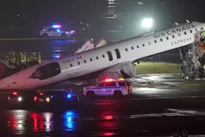 Tragedia: un avi�n choc� con un cami�n de bomberos y murieron el piloto y el copiloto