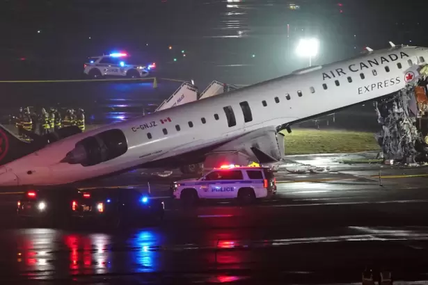 Tragedia: un avi�n choc� con un cami�n de bomberos y murieron el piloto y el copiloto